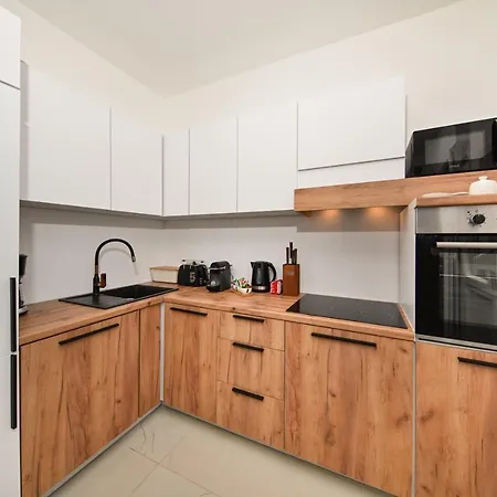 Nella With Sea Wiew Apartman