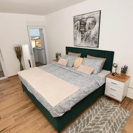 Nella With Sea Wiew Apartman *